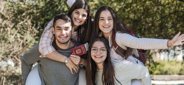 amigos felices con su pasaporte italiano