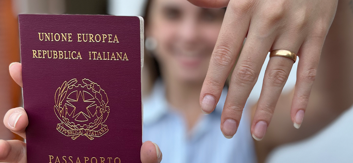 mujer casada con pasaporte italiano en mano, mostrando su alianza