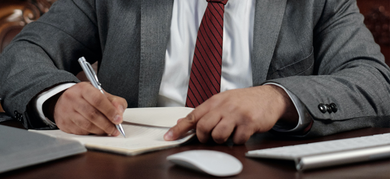 Persona firmando documentación