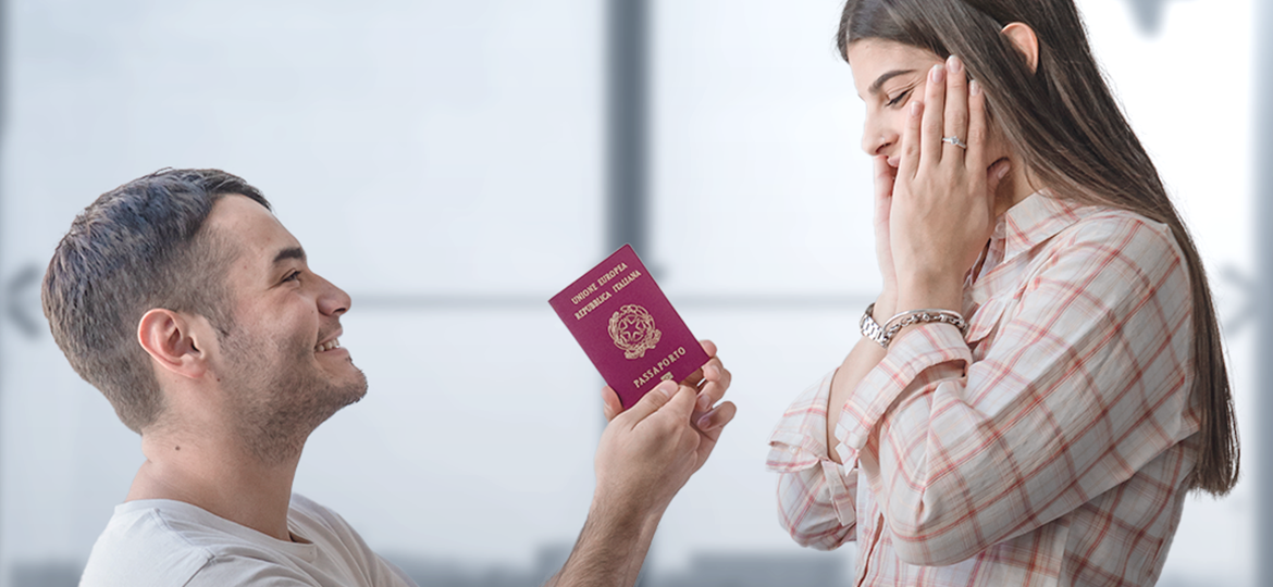 Propuesta de matrimonio en el aeropuerto con pasaporte italiano en mano en lugar de anillo