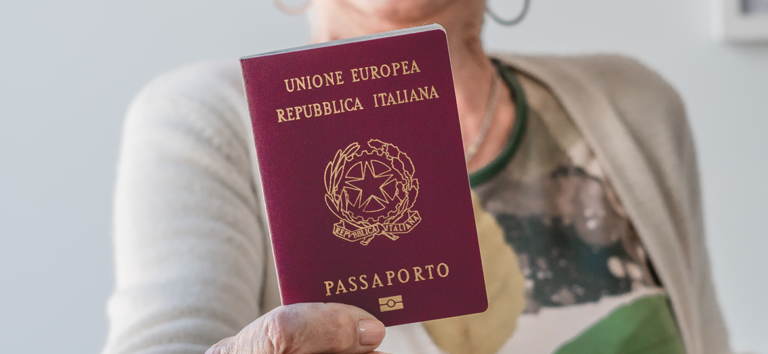 abuela sosteniendo pasaporte italiano en primera plana