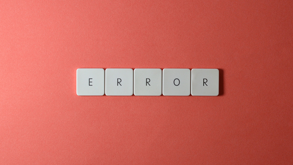 Palabra "error" escrita con teclas de computadora