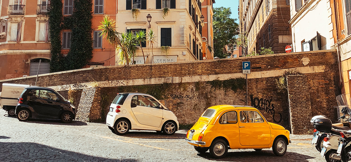 autos estacionados en una parte de Italia