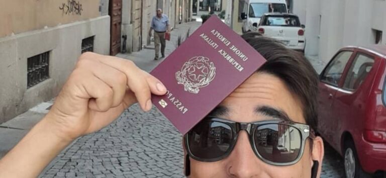 cliente con pasaporte italiano en mano